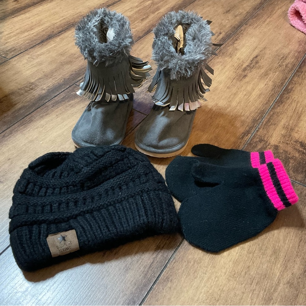 Crazy 8 Gray Fringe Boots Toddler Girls Size 5 + Beanie And Mittens